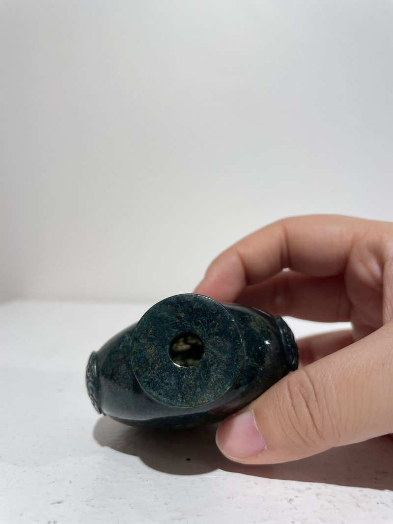 十九/二十世紀 羊肝瑪瑙耄耋紋、水藻瑪瑙鼻煙壺二件 | A JASPER 'CAT AND BUTTERFLY' AND A MOSS AGATE SNUFF BOTTLE - 图27