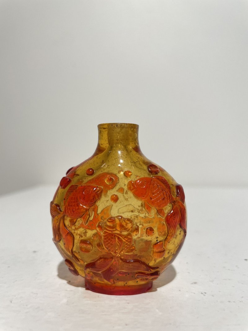 十九世紀 琥珀地套紅玻璃⌈金玉滿堂⌋鼻煙壺、珊瑚蓋 | A RED OVERLAY AMBER GLASS 'GOLDFISH' SNUFF BOTTLE - 图7