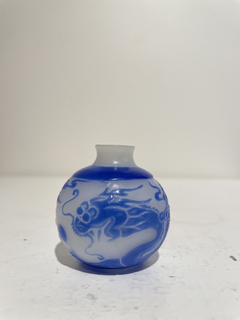十九/二十世紀 白地套綠玻璃花鳥紋、淺綠地套三色玻璃蝶戀花紋、白地套藍玻璃行龍紋、玻璃胎畫琺琅花卉紋、多色玻璃葫蘆式、白地套墨黑玻璃印章紋鼻煙壺七件 其二⌈古月軒⌋藍料楷書款、⌈乾隆年製⌋青花楷書款 | SEVEN GLASS SNUFF BOTTLES - 图27