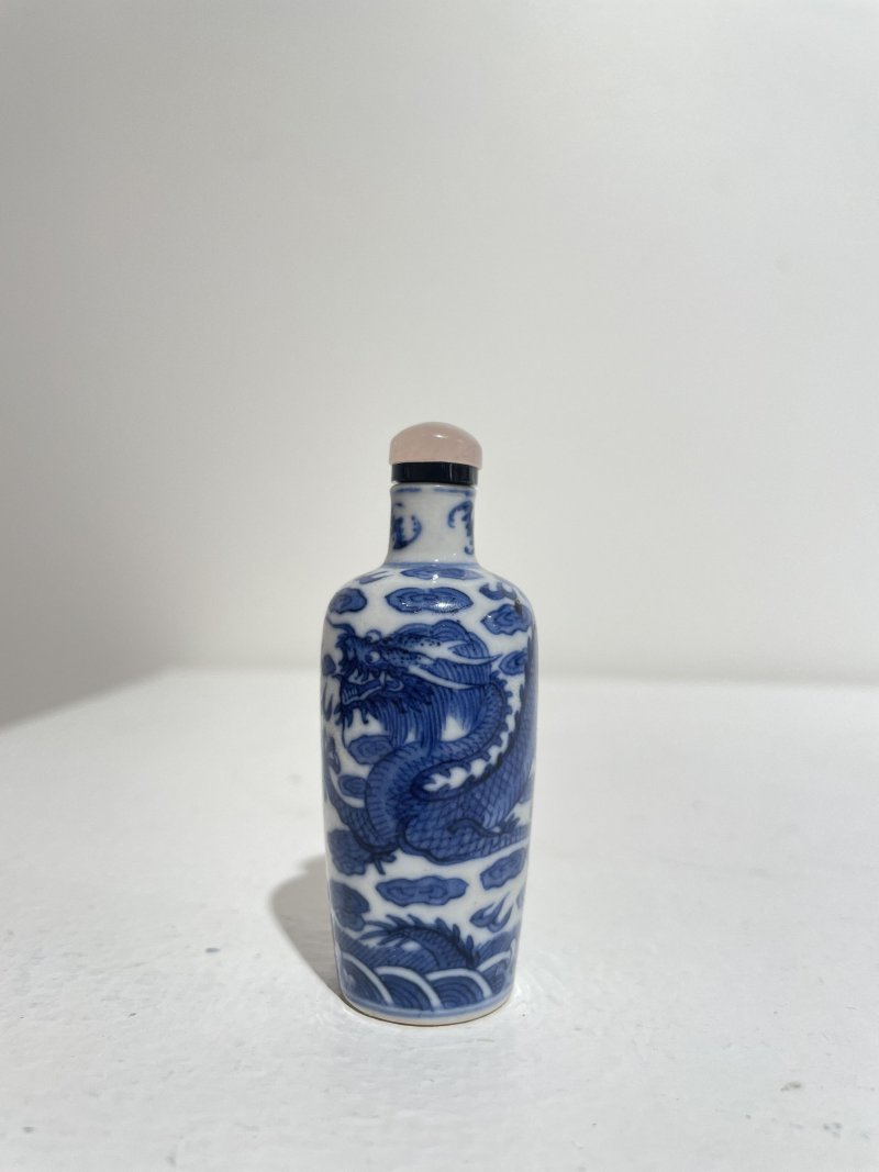 晚清 青花海水龍紋鼻煙壺 | A BLUE AND WHITE 'DRAGON' SNUFF BOTTLE - 图28