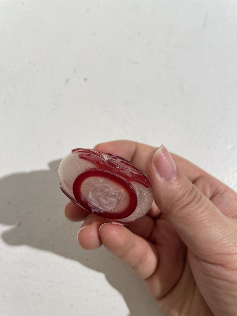 十九世紀 霏雪地套紅玻璃梅樹紋鼻煙壺 | A RED OVERLAY GLASS 'PRUNUS TREE' SNUFF BOTTLE - 图13