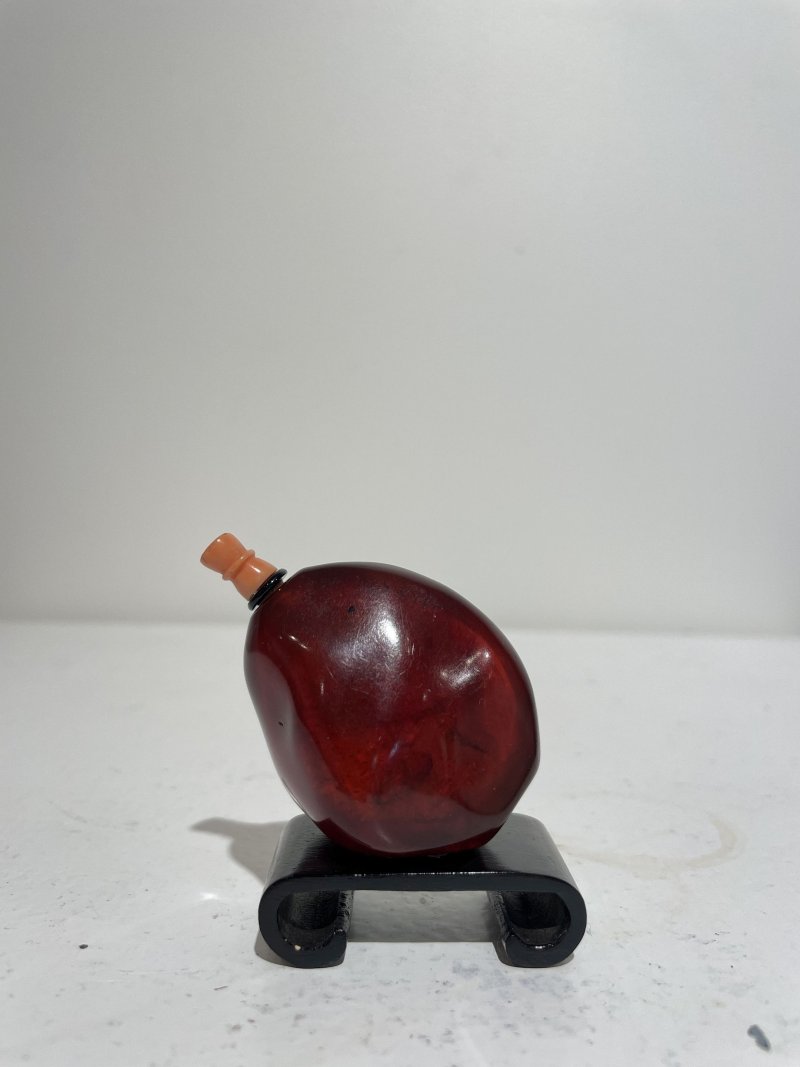 十八/十九世紀 琥珀隨形鼻煙壺 | AN AMBER PEBBLE-SHAPED SNUFF BOTTLE - 图26