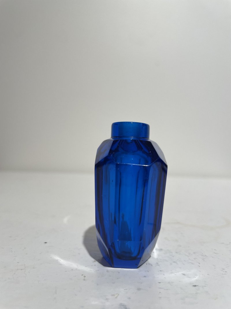 十八/十九世紀 藍玻璃磨花鼻煙壺 | A MULTI-FACETED BLUE GLASS SNUFF BOTTLE - 图13
