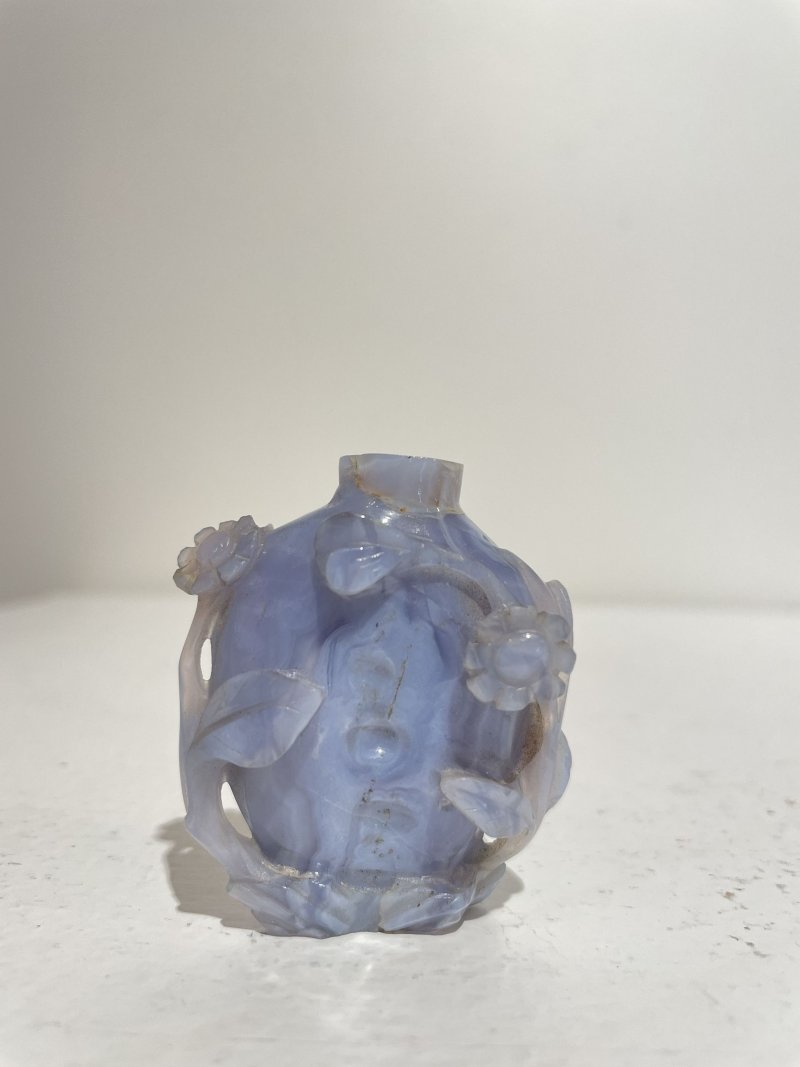 十九/二十世紀 橙色瑪瑙松鼠葡萄紋、紫色條帶瑪瑙雛菊紋鼻煙壺二件 | AN CHALCEDONY AGATE 'SQUIRREL' AND A STRIATED LAVENDER AGATE 'DAISY' SNUFF BOTTLE - 图14