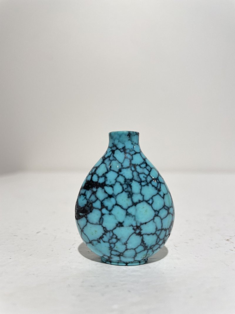 十九/二十世紀 抱子石、綠松石、水晶鼻煙壺三件 | A PUDDINGSTONE, A TURQUOISE, AND A ROCK CRYSTAL SNUFF BOTTLE - 图34