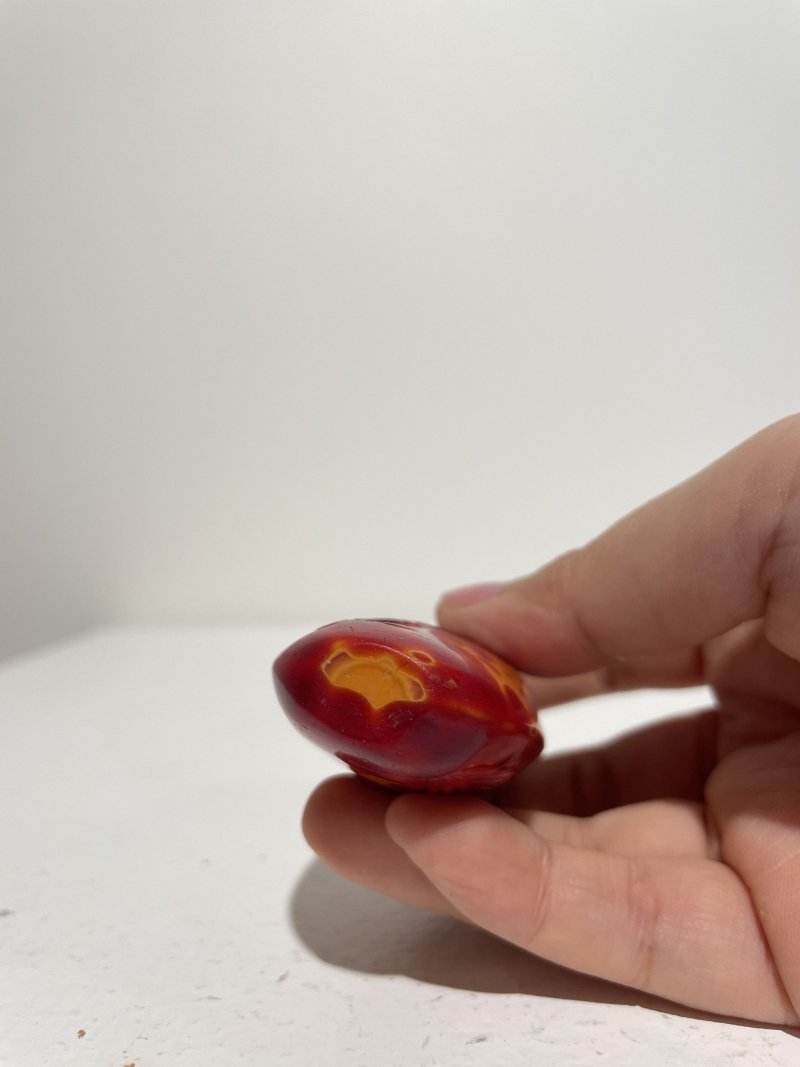 十九/二十世紀 仿雄黃玻璃蘭蝶紋、藍地灑金星玻璃鼻煙壺二件 | A GLASS SNUFF BOTTLE IMITATING REALGAR AND A SAPPHIRE-BLUE AVENTURINE-GLASS SNUFF BOTTLE - 图27