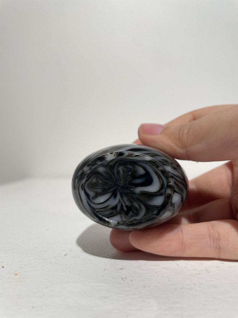 十九/二十世紀 料胎仿玳瑁、仿大理石鼻煙壺二件及金星玻璃煙碟一件 | TWO GLASS SNUFF BOTTLES IMITATING TORTOISESHELL AND MARBLE, AND AN AVENTURINE GLASS SNUFF DISH - 图11