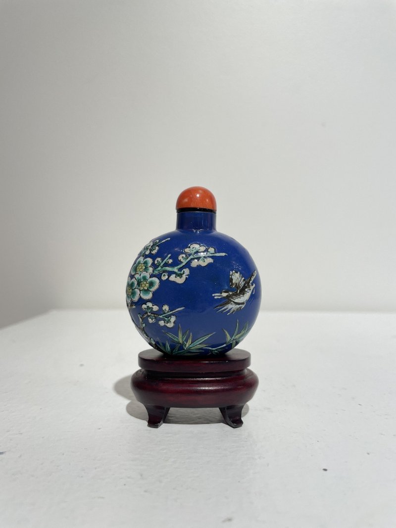 十九世紀 紫砂加彩藍地⌈喜上梅梢⌋鼻煙壺 | AN ENAMELLED YIXING 'MAGPIE' SNUFF BOTTLE - 图11