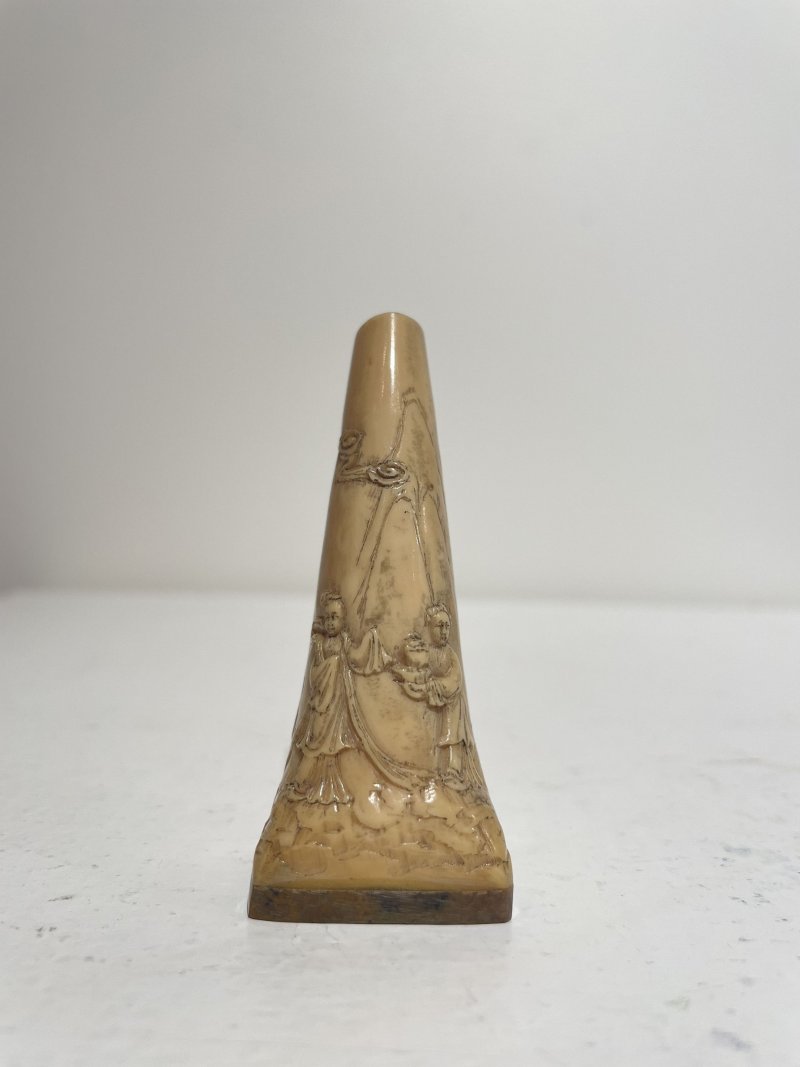 十九世紀 鶴頂紅⌈麻姑獻壽⌋鼻煙壺 | A HORNBILL 'GODDESS AND ATTENDANT' SNUFF BOTTLE - 图8