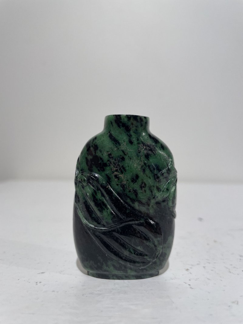 十九/二十世紀 碧玉⌈瓜瓞⌋、翡翠巧雕⌈連年有餘⌋、虎眼石⌈佛手⌋鼻煙壺三件 | A SPINACH JADE 'MELON', A JADEITE 'LOTUS' AND A TIGER'S EYE 'FINGER CITRON' SNUFF BOTTLES - 图15