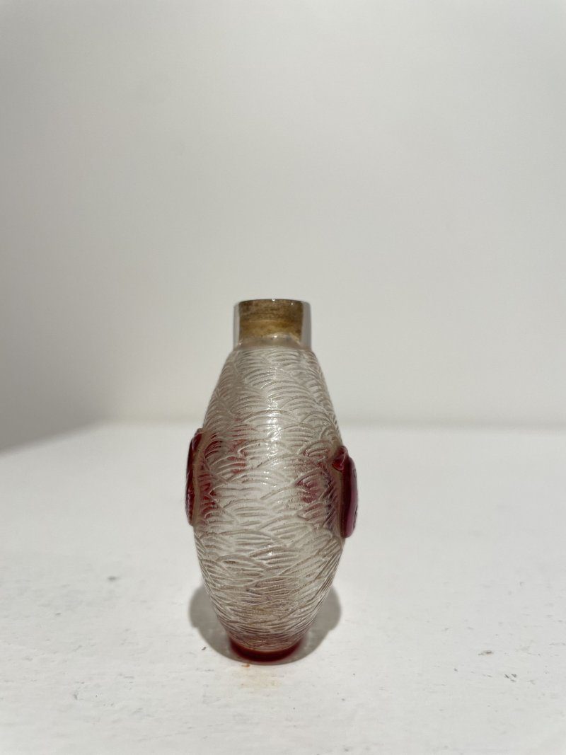 十九世紀 透明地套紅玻璃⌈鴛鴦戲水⌋鼻煙壺 | A RED OVERLAY GLASS 'MANDARIN DUCKS' SNUFF BOTTLE - 图4