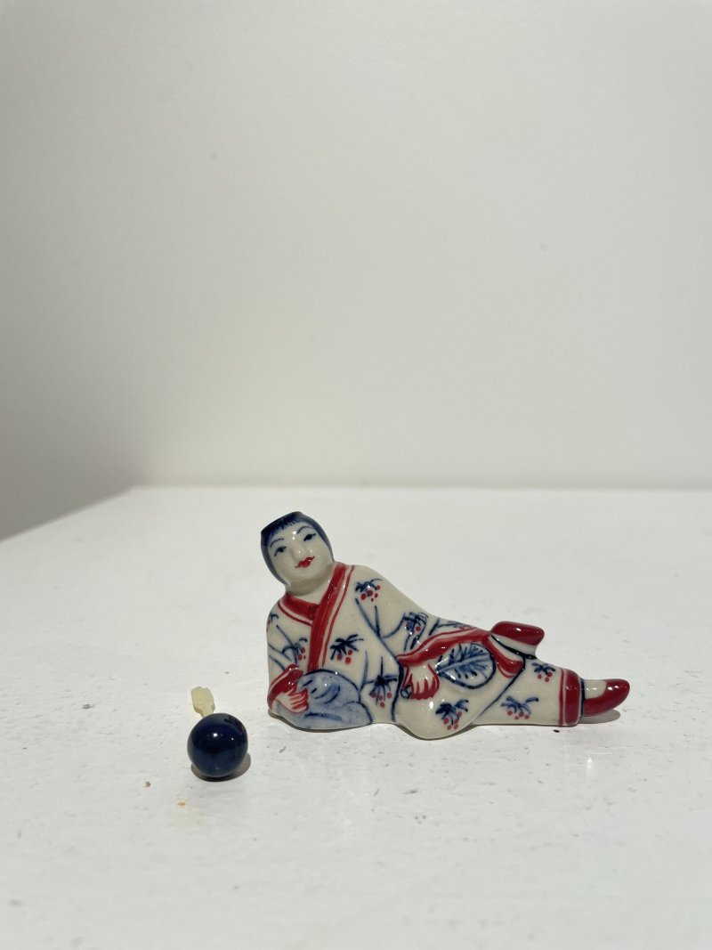 十九/二十世紀 青花庭院仕女紋、青花釉裏紅雙龍戲珠紋、瓷胎立姿童子、臥姿仕女、立姿老者鼻煙壺五件 其三⌈道光年製⌋、⌈乾隆年製⌋青花楷書款 | FIVE CERAMIC SNUFF BOTTLES - 图67