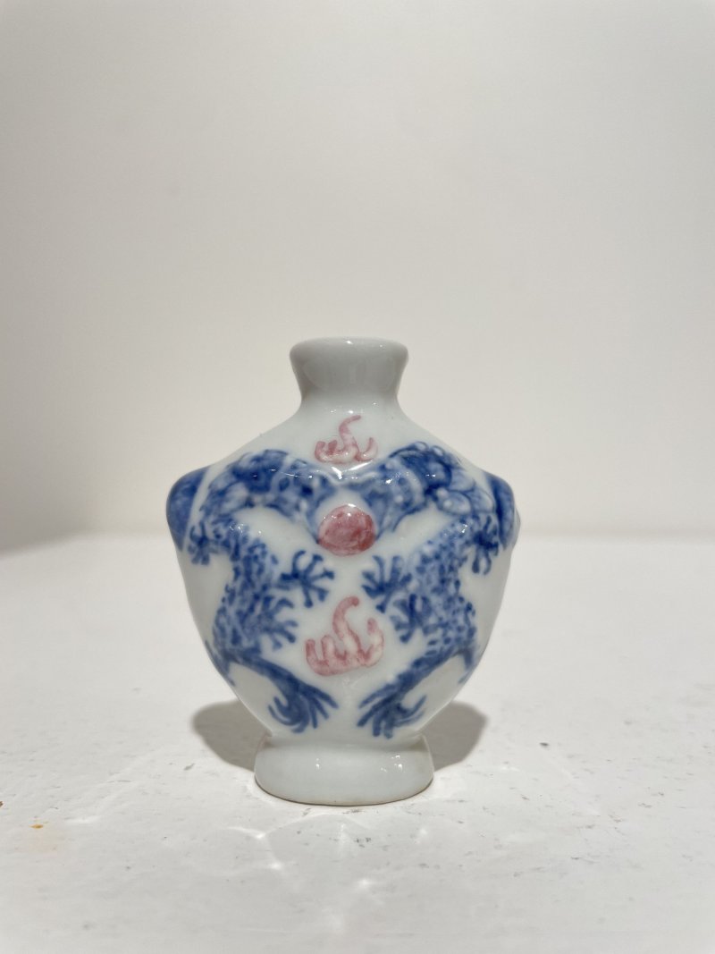 十九/二十世紀 青花庭院仕女紋、青花釉裏紅雙龍戲珠紋、瓷胎立姿童子、臥姿仕女、立姿老者鼻煙壺五件 其三⌈道光年製⌋、⌈乾隆年製⌋青花楷書款 | FIVE CERAMIC SNUFF BOTTLES - 图39