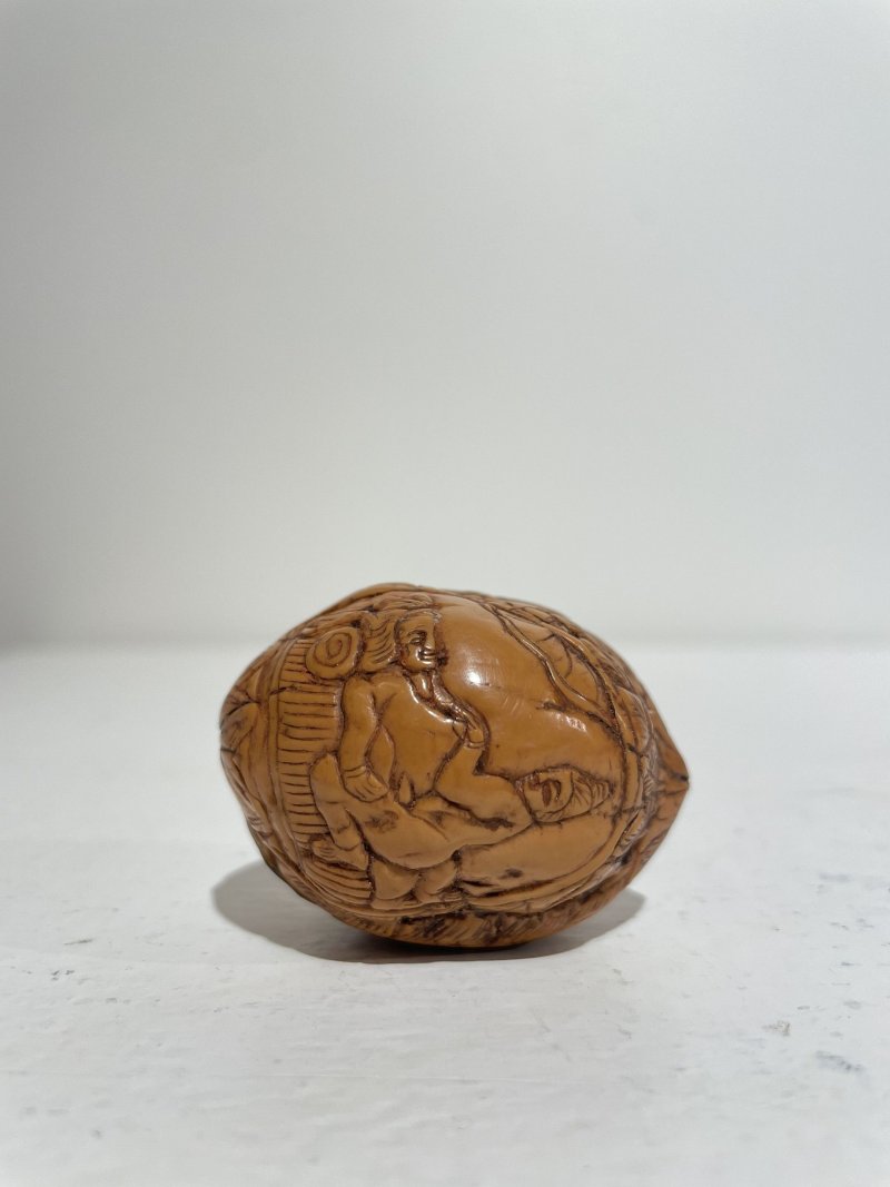 二十世紀 銅合金、鎏金黑色玻璃、雕刻葫蘆、打磨雕刻核桃、天然牙質鼻煙壺五件 其一⌈乾隆⌋刻款 | FIVE SNUFF BOTTLES OF VARIOUS MATERIALS - 图84
