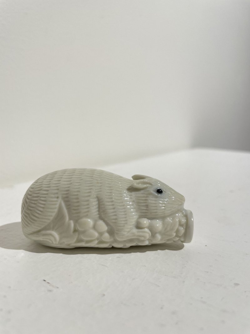 約一八五零年間 白釉模印⌈松鼠葡萄⌋鼻煙壺 | A MOULDED WHITE-GLAZED 'SQUIRREL AND GRAPES' SNUFF BOTTLE - 图21