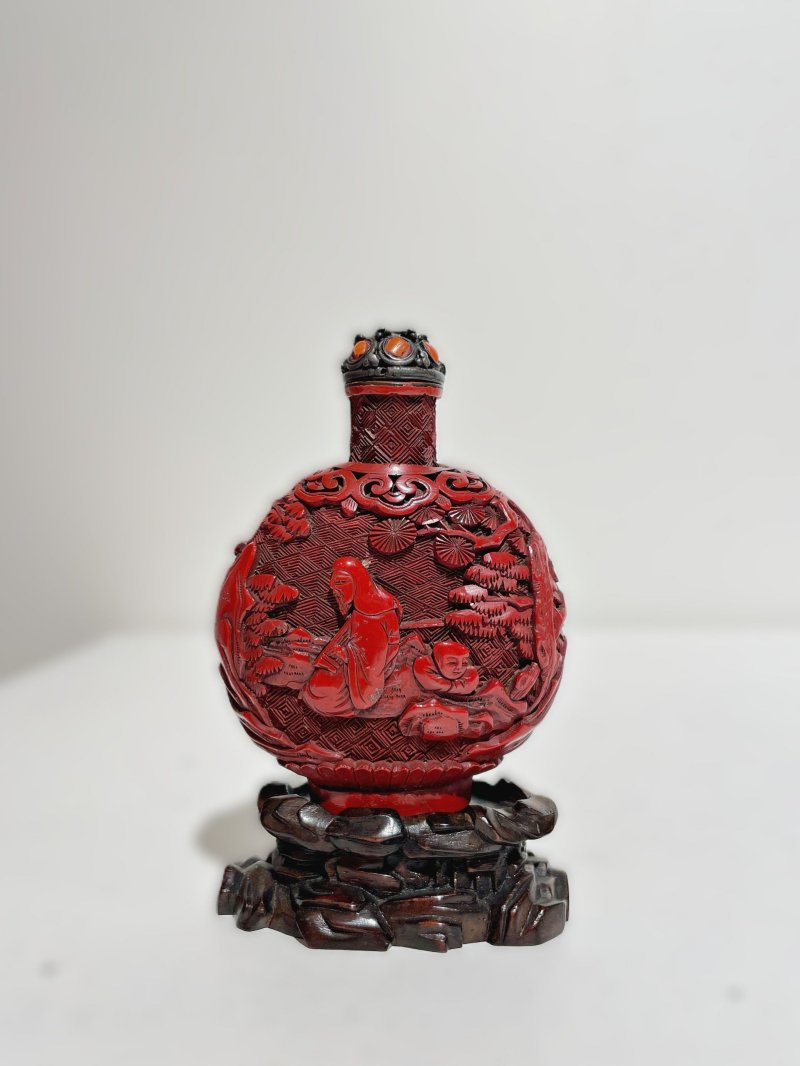 十九世紀 剔紅山水人物紋鼻煙壺、木雕石紋座 | A CINNABAR LACQUER 'FIGURES IN LANDSCAPE' SNUFF BOTTLE - 图13