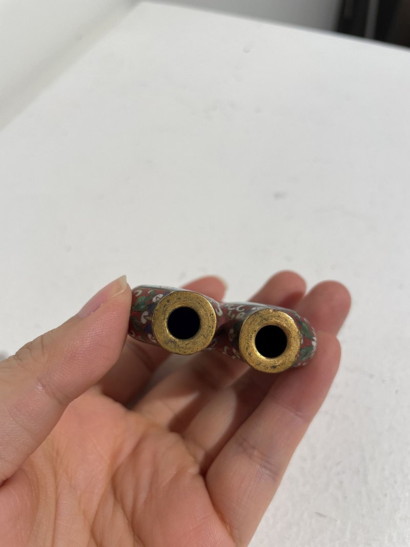 晚清 銅胎琺琅雙聯牛角形博古紋鼻煙壺 | A CLOISONNÉ DOUBLE SNUFF BOTTLE - 图16