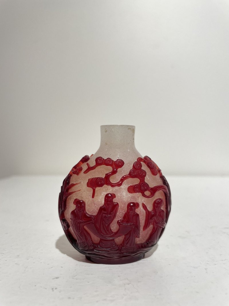 十九世紀 霏雪地套紅玻璃⌈竹林七賢⌋鼻煙壺 | A RED OVERLAY GLASS 'SCHOLARS' SNUFF BOTTLE - 图16
