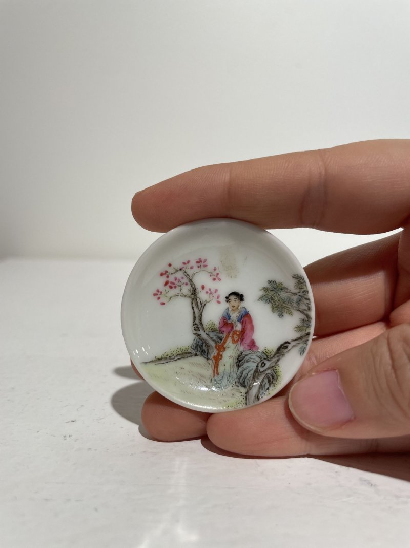 十九/二十世紀 粉彩仕女紋鼻煙壺及煙碟 （壺）⌈道光年製⌋礬紅楷書款 | A FAMILLE ROSE 'LADY' SNUFF BOTTLE AND A SNUFF DISH - 图3