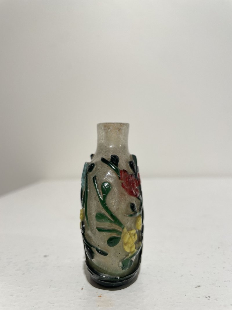 晚清至民國 霏雪地套五色玻璃花卉紋鼻煙壺 | A MULTI-COLOUR OVERLAY GLASS 'PLUM BLOSSOM' SNUFF BOTTLE - 图10