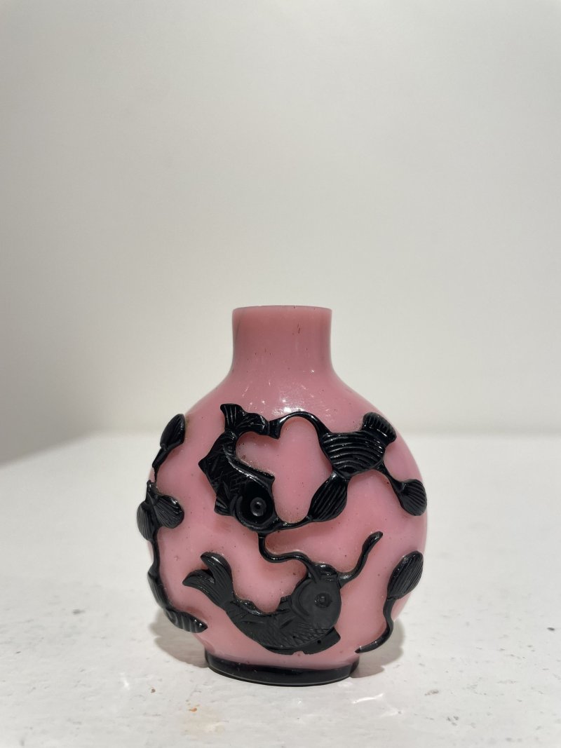 晚清至民國 粉地套黑玻璃⌈金玉滿堂⌋鼻煙壺 | A BLACK OVERLAY PINK GLASS 'GOLDFISH' SNUFF BOTTLE - 图12