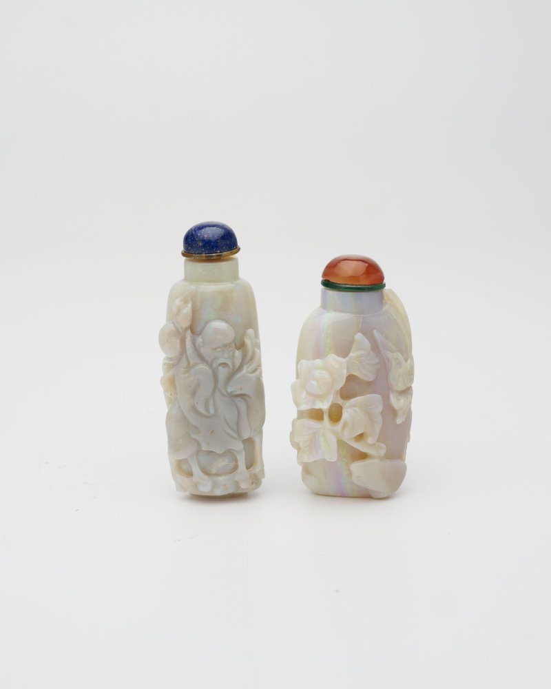 晚清至民國 螺鈿鉄拐李與鹿紋、花鳥紋鼻煙壺二件 | TWO MOTHER-OF-PEARL 'LONGEVITY' AND 'FLORAL' SNUFF BOTTLES