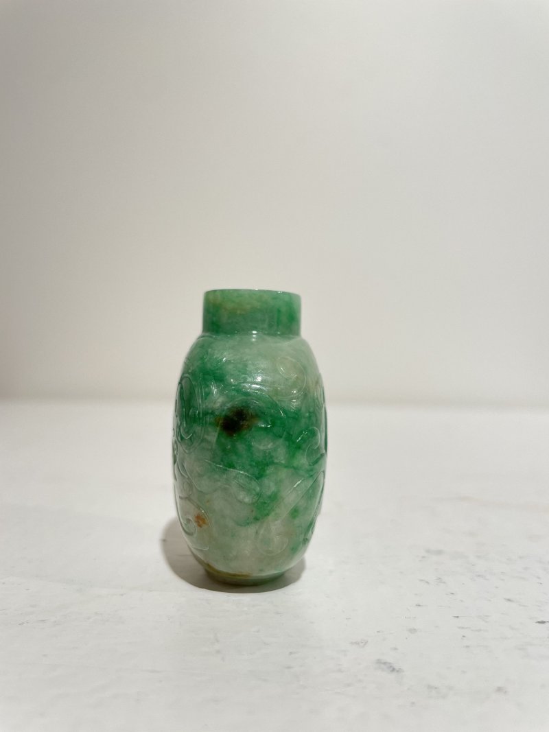 十九世紀 翡翠龍紋鼻煙壺、珊瑚蓋 | AN APPLE-GREEN AND WHITE JADEITE 'DRAGON' SNUFF BOTTLE - 图6