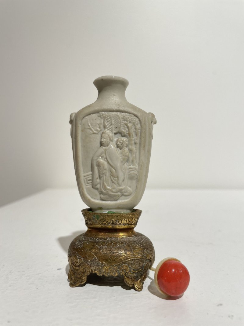十九世紀 瓷胎模印局部施釉人物紋鼻煙壺、鎏金鳳紋座 | A MOULDED AND PARTIALLY GLAZED BISCUIT 'FIGURES' SNUFF BOTTLE - 图13