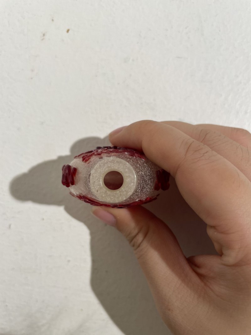 十九世紀 霏雪地套紅玻璃梅樹紋鼻煙壺 | A RED OVERLAY GLASS 'PRUNUS TREE' SNUFF BOTTLE - 图14