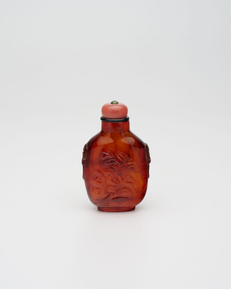 十九世紀 琥珀⌈耄耋富貴•空谷幽蘭⌋鼻煙壺 | AN AMBER 'CAT AND ORCHID' SNUFF BOTTLE