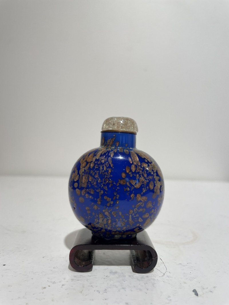 1750-1850 藍地灑金星玻璃鼻煙壺 | A SAPPHIRE-BLUE AVENTURINE GLASS SNUFF BOTTLE - 图13