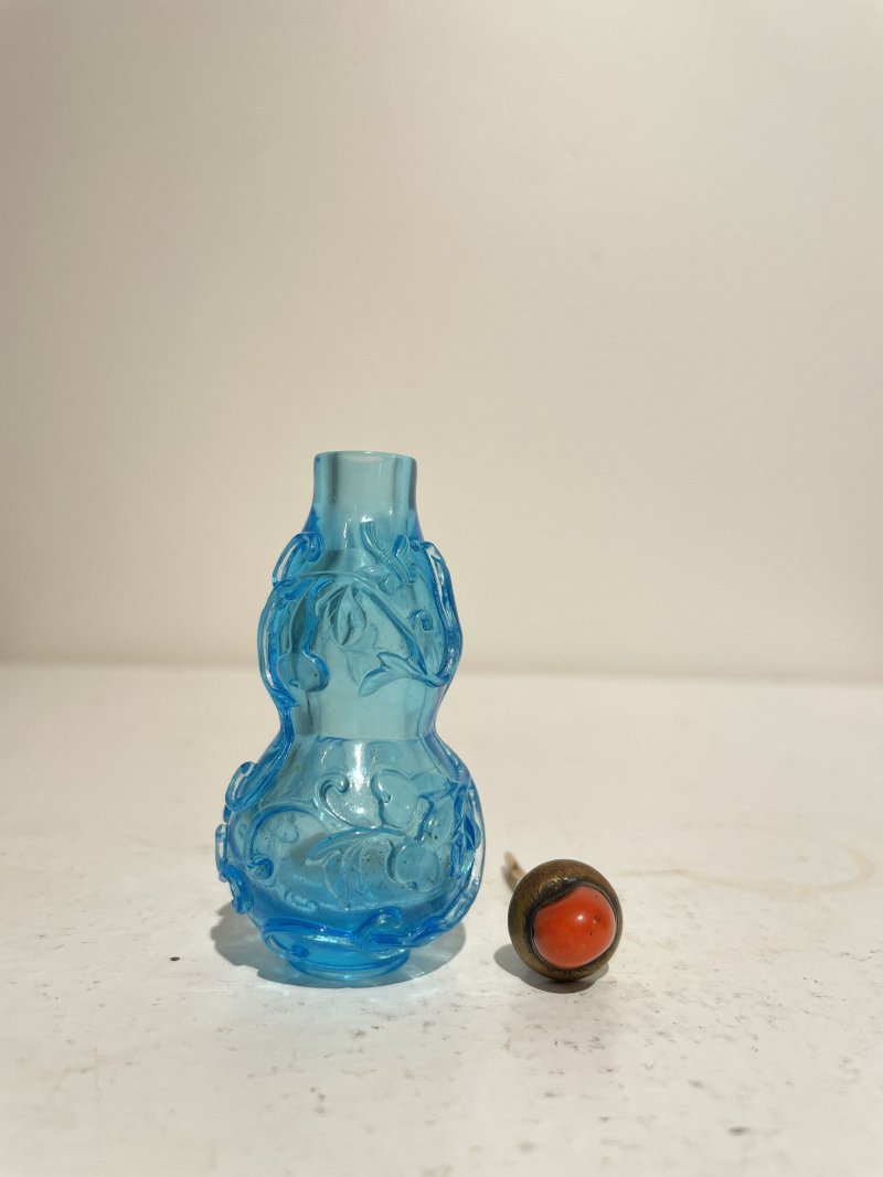 十八世紀中葉至十九世紀中葉 藍色玻璃花卉紋葫蘆形鼻煙壺 | A BLUE GLASS GOURD-SHAPED SNUFF BOTTLE - 图9