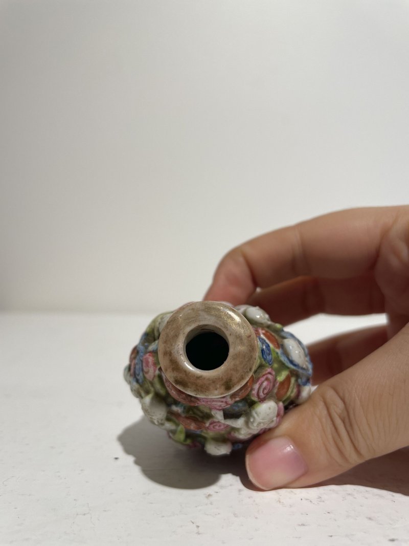 十九世紀 粉彩⌈十八羅漢⌋鼻煙壺 | A FAMILLE ROSE MOULDED 'ARHAT' SNUFF BOTTLE - 图16