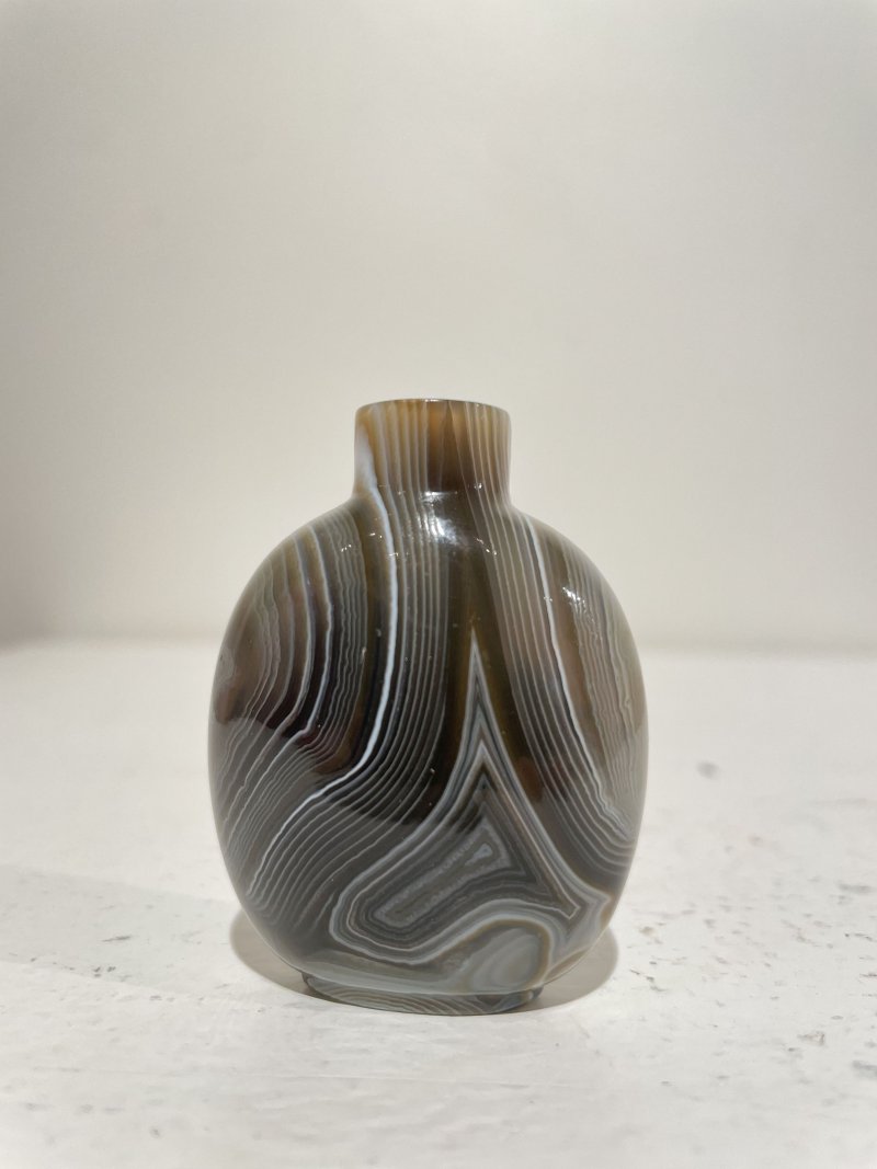 十九世紀 瑪瑙天然紋鼻煙壺二件 | TWO STRIATED AGATE SNUFF BOTTLES - 图9