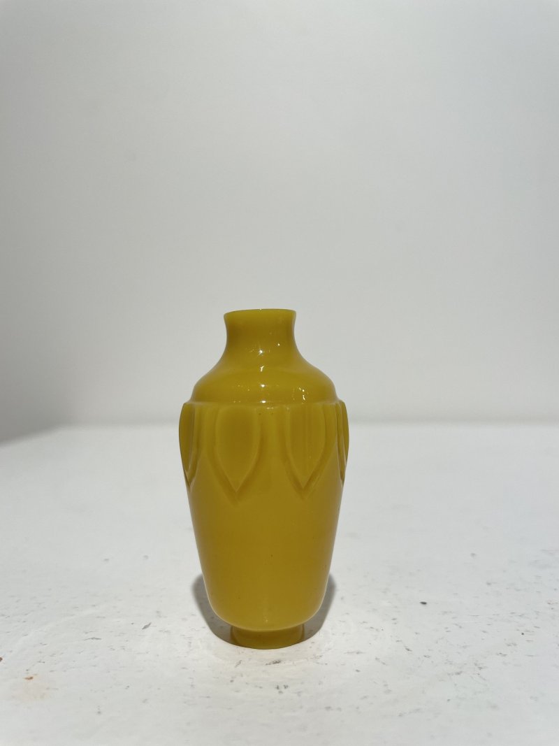 民國 雞油黃玻璃蓮瓣紋、「代代封侯」鼻煙壺二件及鼻煙碟二件 | TWO YELLOW GLASS SNUFF BOTTLES AND TWO SNUFF DISHES - 图16