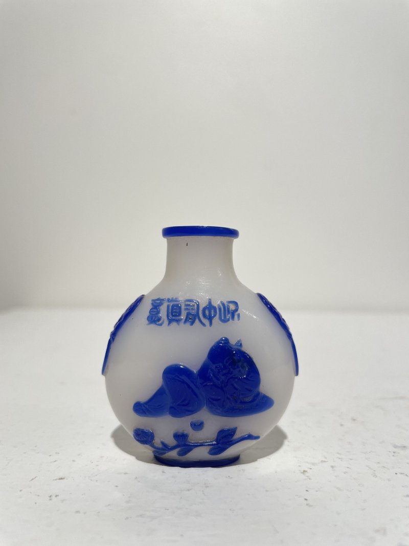 十九/二十世紀 白地套藍玻璃行龍紋、人物紋、仙翁駕鹿紋、團壽紋鼻煙壺四件 | FOUR BLUE OVERLAY GLASS SNUFF BOTTLES - 图21