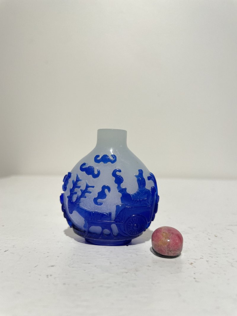 十九/二十世紀 白地套藍玻璃行龍紋、人物紋、仙翁駕鹿紋、團壽紋鼻煙壺四件 | FOUR BLUE OVERLAY GLASS SNUFF BOTTLES - 图45