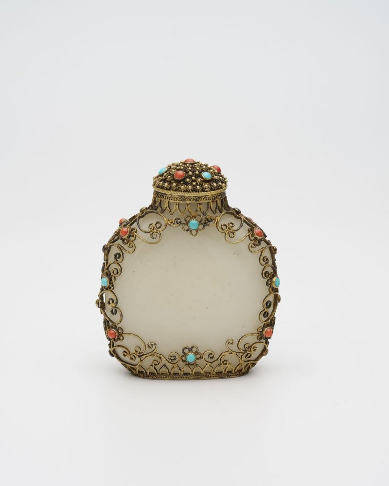 （玉）十八/十九世紀 白玉累絲鑲珊瑚綠松石珊瑚鼻煙壺 | AN INLAID FILIGREE-MOUNTED WHITE JADE SNUFF BOTTLE