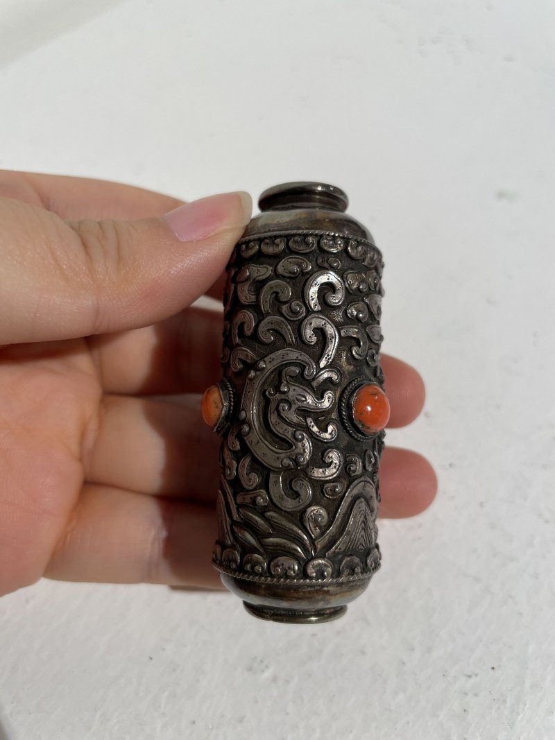 蒙古 十九世紀 銀胎嵌珊瑚綠松石鼻煙壺 | A SILVER SNUFF BOTTLE WITH CORAL AND TURQUOISE INLAYS - 图5