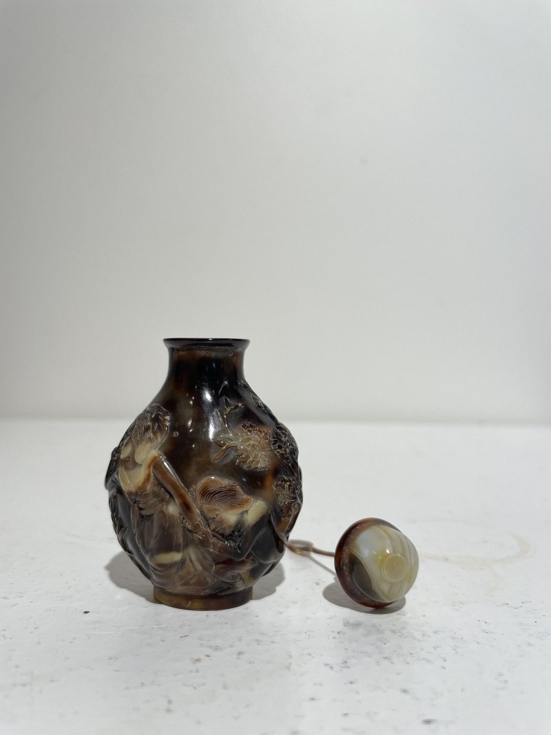 晚清 玳瑁西洋人物紋鼻煙壺 | A TORTOISESHELL 'EUROPEAN SUBJECTS' SNUFF BOTTLE - 图21