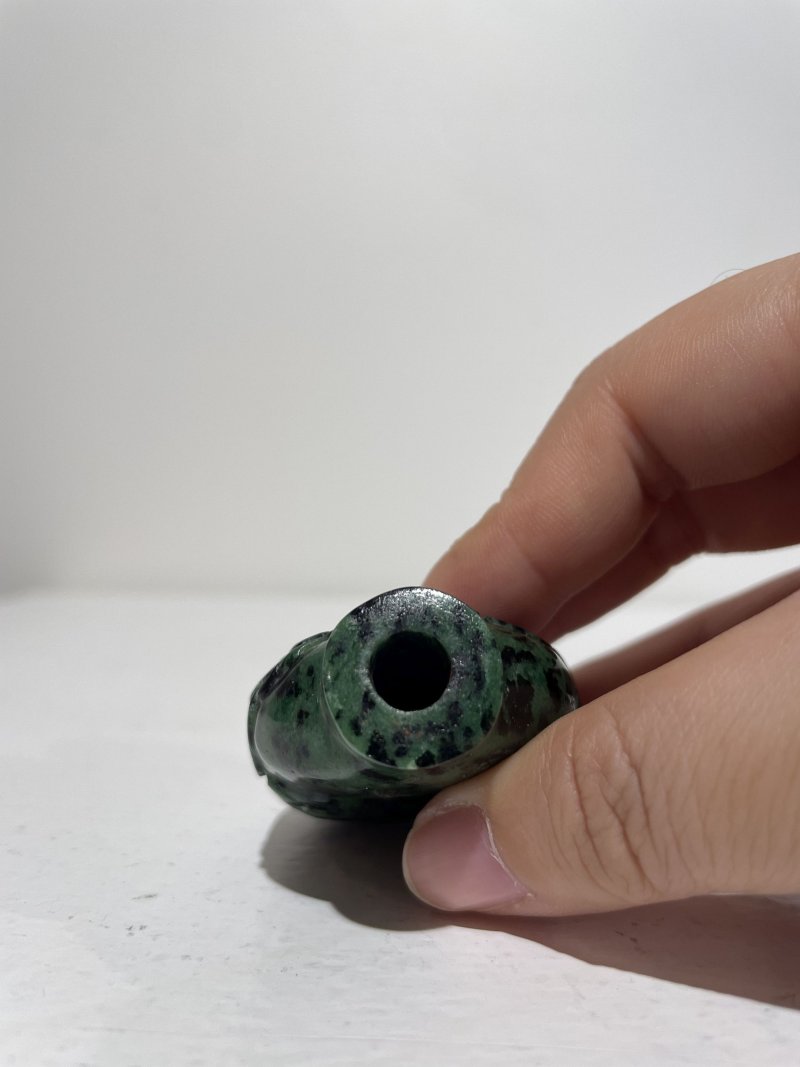 十九/二十世紀 碧玉⌈瓜瓞⌋、翡翠巧雕⌈連年有餘⌋、虎眼石⌈佛手⌋鼻煙壺三件 | A SPINACH JADE 'MELON', A JADEITE 'LOTUS' AND A TIGER'S EYE 'FINGER CITRON' SNUFF BOTTLES - 图39