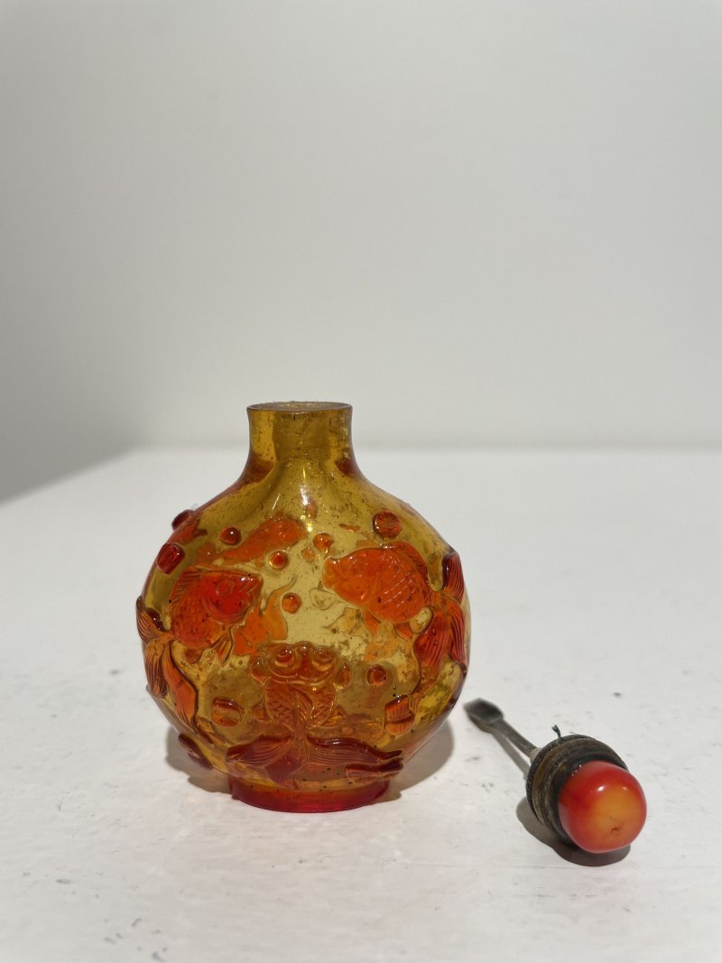 十九世紀 琥珀地套紅玻璃⌈金玉滿堂⌋鼻煙壺、珊瑚蓋 | A RED OVERLAY AMBER GLASS 'GOLDFISH' SNUFF BOTTLE - 图8