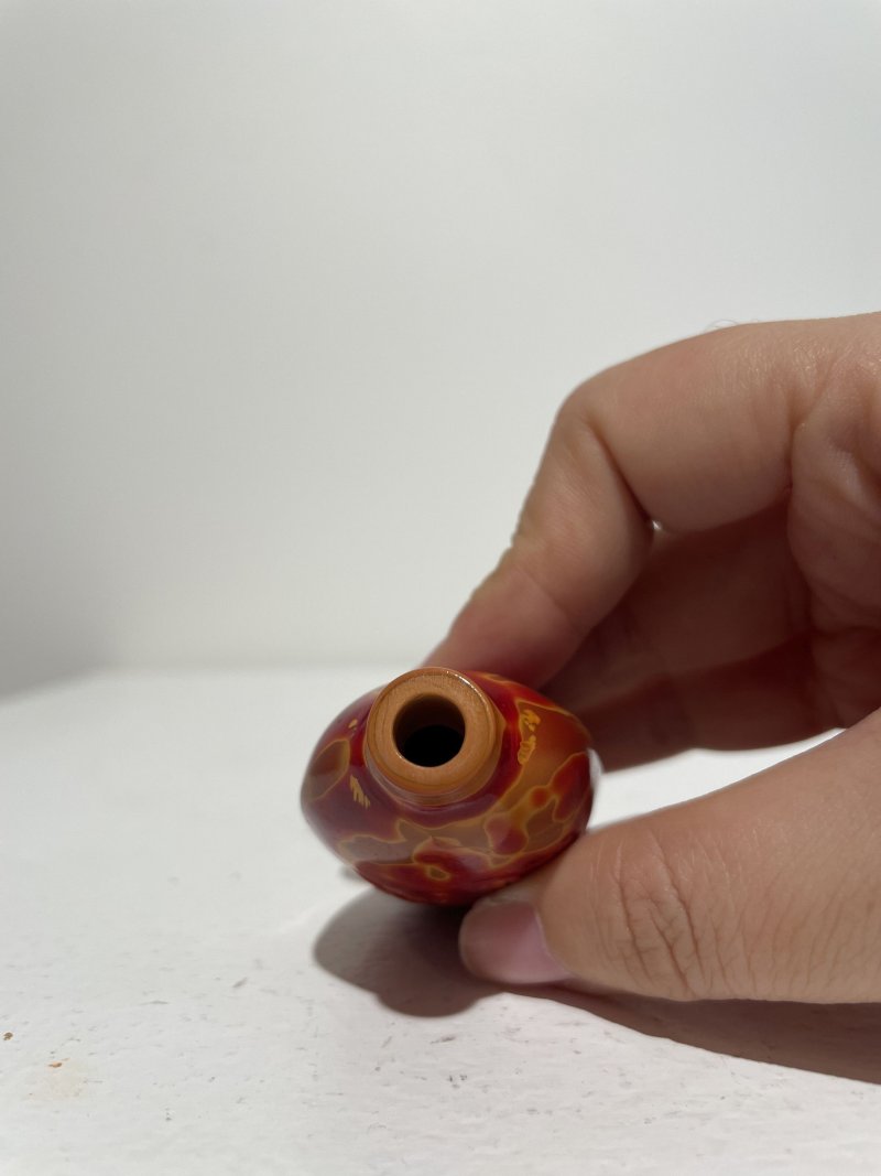十九/二十世紀 仿雄黃玻璃蘭蝶紋、藍地灑金星玻璃鼻煙壺二件 | A GLASS SNUFF BOTTLE IMITATING REALGAR AND A SAPPHIRE-BLUE AVENTURINE-GLASS SNUFF BOTTLE - 图28