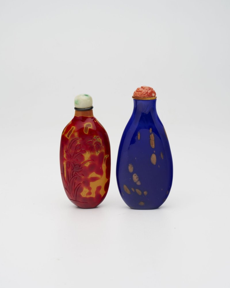 十九/二十世紀 仿雄黃玻璃蘭蝶紋、藍地灑金星玻璃鼻煙壺二件 | A GLASS SNUFF BOTTLE IMITATING REALGAR AND A SAPPHIRE-BLUE AVENTURINE-GLASS SNUFF BOTTLE