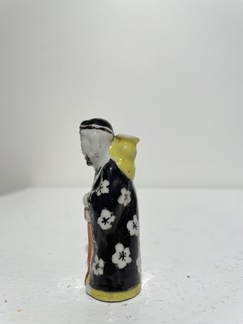 十九/二十世紀 青花庭院仕女紋、青花釉裏紅雙龍戲珠紋、瓷胎立姿童子、臥姿仕女、立姿老者鼻煙壺五件 其三⌈道光年製⌋、⌈乾隆年製⌋青花楷書款 | FIVE CERAMIC SNUFF BOTTLES - 图18
