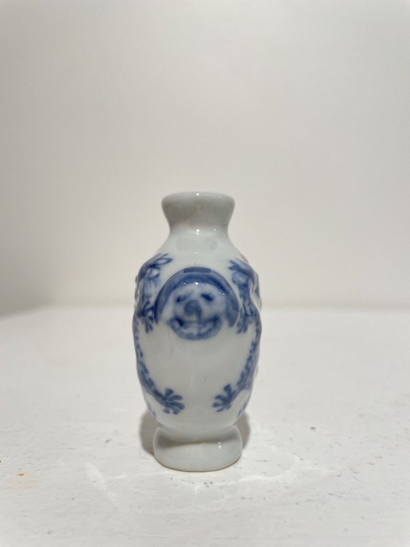 十九/二十世紀 青花庭院仕女紋、青花釉裏紅雙龍戲珠紋、瓷胎立姿童子、臥姿仕女、立姿老者鼻煙壺五件 其三⌈道光年製⌋、⌈乾隆年製⌋青花楷書款 | FIVE CERAMIC SNUFF BOTTLES - 图40