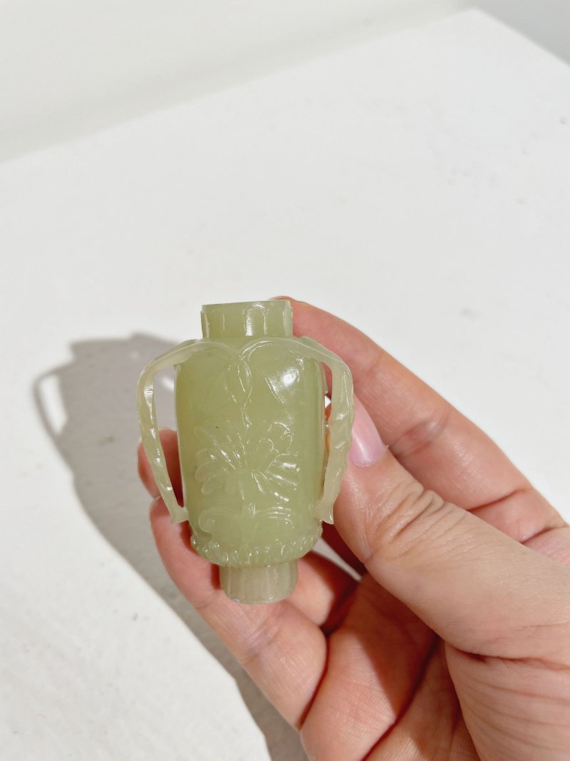 晚清至民國 青玉痕都斯坦式菊花紋鼻煙壺 | A MUGHAL STYLE YELLOW JADE 'CHRYSANTHEMUM' SNUFF BOTTLE - 图4