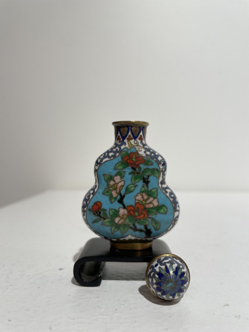 二十世紀 銅胎琺琅花卉紋鼻煙壺 ⌈景泰藍⌋款 | A CLOISONNÉ 'PLUM BLOSSOM' SNUFF BOTTLE - 图19
