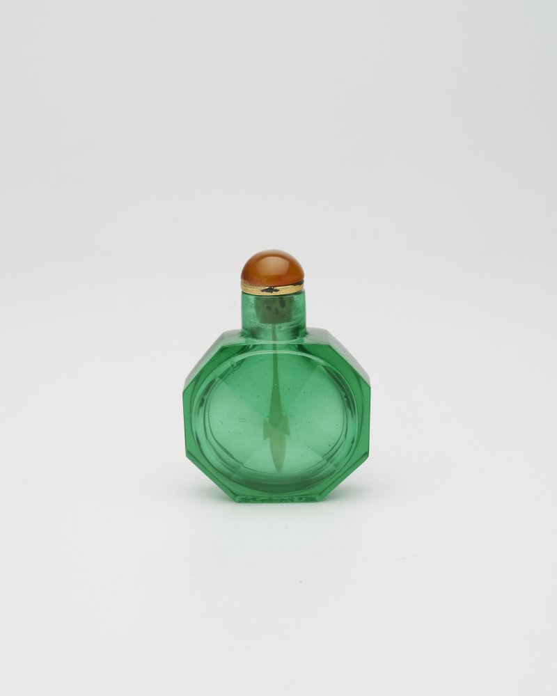 十九世紀中期 綠玻璃八楞式鼻煙壺 ⌈道光年製⌋刻款 | A FACETED GREEN GLASS SNUFF BOTTLE