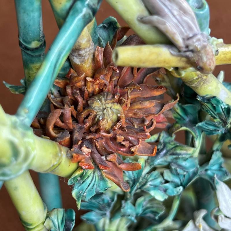 清 粉彩捏塑竹篱秋菊摆件 - 图12